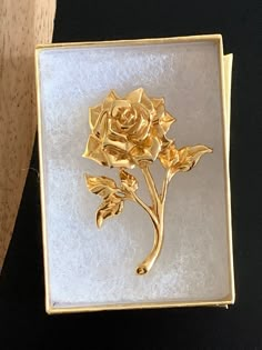 Vintage Gold Tone Rose Brooch/Pin Awesome Vintage Condition Beautiful Golden Rose Very Classy Great gift Idea Comes in a Gift Box As is Ships Immediately Vintage Brooch Aesthetic, Broches Aesthetic, Rose Broche, Rosé Suit, Work Aesthetic, Vintage Gold Brooch, Butterfly Chain, Rose Brooch, Gold Brooch