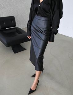 DIEGO MIDI SKIRT BLACK Leather Skirt Outfit Classy, Leather Skirt Outfit Work, Midi Leather Skirt Outfit, Leather Midi Skirt Outfit, Rocker Chic Outfit, Midi Leather Skirt, Black Satin Midi Skirt, Trench Outfit, Simple Clothes