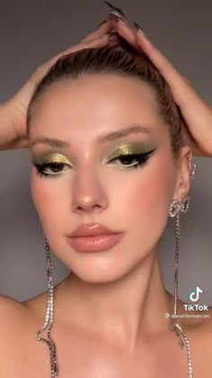 Makeup Verde, Maquillage On Fleek, Prom Eye Makeup, Green Makeup, Dramatic Makeup, Gold Makeup, Makeup Eye Looks, Glamour Makeup, Makeup Makeover