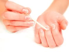 Wie du deine Nagelhaut am besten pflegst und entfernstverraten wir dir hier Scrub Coconut, Homemade Coconut Oil, Diy Coconut Oil, Diy Coconut, Ongles Nails, Coconut Oil Uses, Nail Polish Ideas, Polish Ideas, Cotton Swab