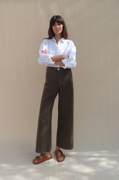 An iconic sailor pant design constructed from fine cotton canvas that's structured and keeps its shape. They feature a slim fit in the waist and hips with a high rise. Finished with a button front, on-seam welt pockets and darted at the waist for fit. Sailor Pants, Pants Design, Neutral Outfit, Minimal Fashion, Summer Casual, Look Fashion, Beautiful Outfits, Blue Denim, Work Outfit