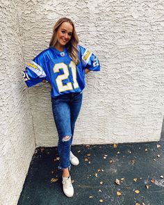 Football Game Attire, Football Game Day Outfit, Football Mom Outfit, Sports Day Outfit, Jersey Outfits, Gameday Fits, Chargers Football, Oversized Jersey