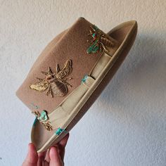 - Vintage Hat With Hand Added Details - Bee Embroidery And Blue Thread Accents - Tan Grosgrain Ribbon Binding And Hatband Tagged Size L Fits Approx. Hat Size 7 1/2 Interior Measurement: 24" Crown: 4" Tall Brim: 2" Beige Embroidered Hat With Curved Brim, Ribbon Binding, Bugs Embroidery, Bee Embroidery, Vintage Hat, Hat Band, Hats Vintage, Hat Sizes, Grosgrain Ribbon