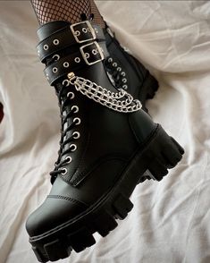 Goth Combat Boots, Girly Shoes Boots, Botas Grunge, Gothic Shoes Boots, Emo Boots, Heel Combat Boots, Boots Goth, Girls Combat Boots, Grunge Shoes