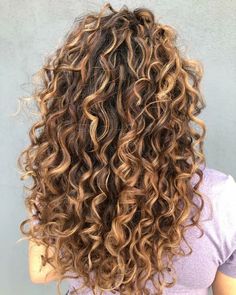 33 Ideas For Caramel Highlights On Dark Curly Hair Highlights On Dark Curly Hair, Short Curly Hair Updo, White Ombre Hair, Curly Hair Color Ideas, Brunettes Balayage, 30 Hair Color, Brunette With Blonde Highlights, Curly Highlights, Curly Hair Color