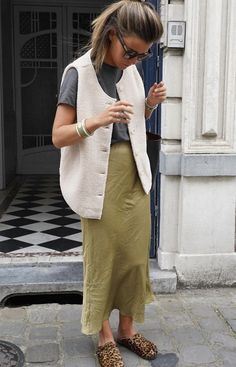 Scandinavian Style Fashion Autumn, Corduroy Summer Outfit, Linen Tapered Pants Outfit, Crunchy Business Casual, Late Summer Outfits 2024, Free People Clogs Outfit, Casual Spring Streetwear Clogs, Austin Outfits Summer, Silk Dress Outfit Casual