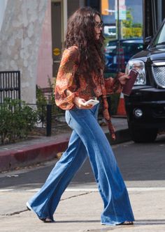 Vanessa Hudgens Outfits, Estilo Vanessa Hudgens, Vanessa Hudgens Style, Look Boho Chic, 70s Inspired Fashion, Melrose Place, Estilo Hippie, Hippie Style Clothing, Vanessa Hudgens