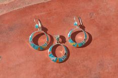 This beautiful Black Inca Calendar jewelry set is made by hand by the beautiful Quechua people of the Peruvian Andes. It is handmade in 950 silver, Lapiz Lazuli Stone and Turquoise Stone by a local family of jewelry artesians.Best quality artisan workPENDANT :Weight : 6.1 grDiameter : 3.1 cmHeight with the hook :4.5 cm  EARRINGS:Weight: 11 grDiameter : 3.1 cmHeight with the hook : 5.3 cm Traditional Sterling Silver Pendant Jewelry Sets, Traditional Sterling Silver Jewelry Set With Matching Earrings, Artisan Sterling Silver Jewelry With Artistic Design, Artisan Sterling Silver Jewelry With Inlay, Sterling Silver Artisan Jewelry With Inlay, Artisan Sterling Silver Inlay Jewelry, Traditional Turquoise Jewelry Stamped 925, Bohemian Sterling Silver Jewelry With Artistic Design, Traditional Turquoise Jewelry Sets As Gift