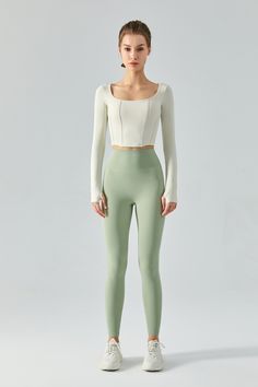 Denne sportstoppen med korsettinspirert overdel med sømmer. Figursydd og croppet stil med generøs hals og lett buet kant foran. Den lange ermen med tommelhull er designet for å gi deg mer beskyttelse under trening. Sammen med leggings med høyt midje for en sammenhengende treningslook.
Funksjoner:


Sjenerøs utringning


Avtakbar polstring


Formtilpasset silhuett
Lange ermer med tommelhull


Beskåret passform



Stoff:


Hudvennlig


Fireveis strekning


Pustende
Hurtigtørkende
Fukttransporteren Versatile Long Sleeve Sports Crop Top, Long Sleeve Compression Crop Top For Sports, Compression Long Sleeve Sports Crop Top, Compression Long Sleeve Crop Top For Workout, Compression Long Sleeve Crop Top For Sports, Fitted Cropped Activewear For Fall, Spring Long Sleeve Elastane Activewear, Compressive Long Sleeve Crop Top, Fitted Long Sleeve Crop Top For Workout