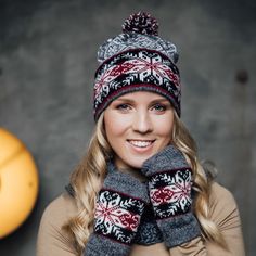 Whether you wear them all together on the ski slope or use them one at a time to distribute your favorite color through your winter wardrobe, these eye-catching Fair Isle accessories are timeless elements of style!  Stay warm in this multi-piece set, made from an exquisite natural wool blend knit into classic Nordic and Scandinavian motifs. Traditional Fair Isle knits rely on shape and technique to create their dynamic patterns, so very few colors are needed to create a festive, classic appeal. Modern Christmas Stocking, Wool Leg Warmers, Motif Fair Isle, Gray Beanie, Hygge Style, Knit Leg Warmers, Wool Hat Knit, Knit Alpaca, Loop Scarf