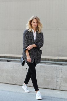 grey coat, black pants & sneakers #style #fashion Strand Outfit, Maxi Blazer, Black And White Sneakers, Mode Casual, Outfit Trends, Minimal Chic, Looks Chic, Mua Sắm