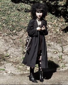 Original Gothic Fashion, Ghotic Fashion Outfit, 80s Goth Pictures, London Goth Fashion, 80s Trad Goth Aesthetic, Goth Punk Outfits Aesthetic, Gothic 90s Fashion, Trad Goth Outfits Women