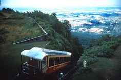 a train on the tracks going up a hill