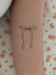 inner arm fineline bow tattoo Croquette Tattoo Ideas, 6cm Tattoo Ideas, Ballet Ribbon Tattoo, Minimalist Bow Tattoo, Bow Hip Tattoo, Bow Tattoo Stencil, Croquette Tattoo, Mini Bow Tattoo Simple