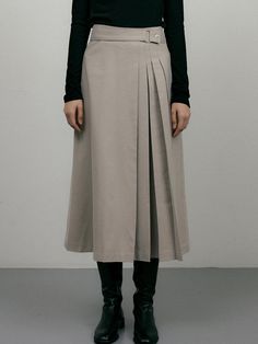 This is a long skirt featuring a modified pleat design on the front and tone-on-tone buttons. It is a high-waisted design without a separate waistband, with belt details added to the top of the front. It is worn with a concealed zipper in the center of the back plate and comes in two sizes: S and M. Made of poly-rayon blend material containing wool with a brushed feel on the outsideFinished with full liningA neat silhouette is created with a dart line at the back of the waist. Workwear Flared Skirt With Belt Loops, Fall Workwear Belted Pleated Skirt, Belted Flared Pleated Skirt, Relaxed Fit Belted Pleated Skirt, Classic Belted Skirt For Workwear, Fitted Belted Pleated Skirt For Work, Belted Flared Pleated Skirt For Workwear, Belted Pleated Skirt For Work, Classic Relaxed Skirt With Belt Loops