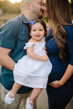 One Year Old Family Pictures, Bump Pics, Baby Boy Background, Photoshoot Pregnancy, Baby Bump Photoshoot, Bridge Sunset, Maternity Boutique, Photoshoot Maternity, Trendy Maternity Outfits