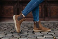 Barefoot Boots Be Lenka Entice - Toffee Brown Be Lenka Boots, Barefoot Chelsea Boots, Winter Shoes Outfits, Modest Winter Fashion, Minimalist Boots, Barefoot Boots, Spring Flats, Shoe Wardrobe, Fall Winter Wardrobe