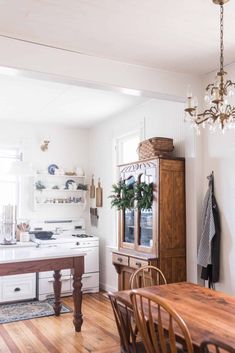 the kitchen is clean and ready to be used for dinner or breakfast time, as well as other things in the house