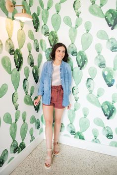 Denim Shirt Outfit Summer, Chambray Shirt Outfit, Shorts Inspiration, Chambray Shirt Outfits, Long Denim Shirt, Denim Shirt Outfit, Shirt Outfit Summer, Denim Shirt Style, Birkenstock Outfit