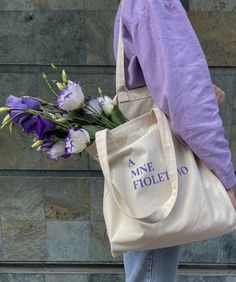 a person carrying a bag with flowers in it and the words, a me follet no