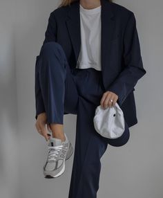 Fall Outfits 2022, Woman In Suit, Color Combos Outfit, Minimal Street Style, Fashion Cap, Summer Work Outfits, Navy Suit, Stylish Work Outfits, Easy Trendy Outfits