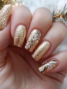 Gold Flower Nails, Champagne Nail Designs, Gold Nail Art Designs, Gold Christmas Nails, Holiday Nail Ideas, Christmas Nails Glitter, Metal Nails, Black Gold Nails, Gold Chrome Nails