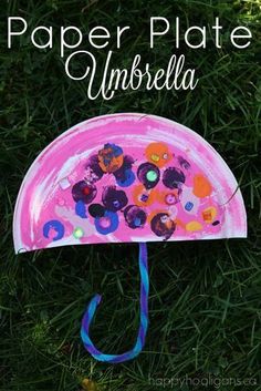 a paper plate umbrella is sitting in the grass with text overlay that says paper plate umbrella