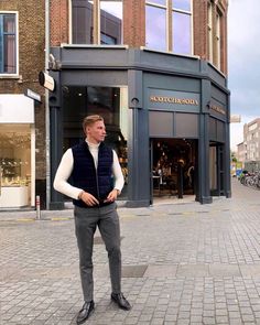 Gilet Outfit Man, Gentleman Style Casual Classy, Mens Classy Outfits, Men Winter Outfits Street Style, Office Outfits Men, Quiet Luxury Men, Office Outfit Men, Gentleman Style Outfits