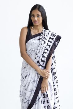 Bathik Saree, Kandyan Saree, Black And White Saree, Batik Saree, Draping Styles, Saree Draping Styles, Black Typography, Indian Fashion Trends, Saree Draping