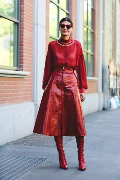 Milan Fashion Week Street Style Spring 2018 Photos Milan Fashion Week Street Style, Real Fashion, Giovanna Battaglia, Look Retro, Paris Mode, Milano Fashion Week, Milan Fashion Weeks