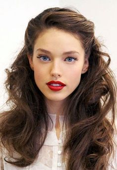 15 Pretty and Easy Prom Hairstyles - theFashionSpot Vintage Wedding Hair, Simple Wedding Hairstyles, Best Wedding Hairstyles, Holiday Hairstyles, Zac Efron, Half Up Half Down Hair, Retro Hairstyles, Red Lipstick, Margot Robbie