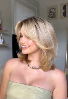 Short Layers On Short Hair, Short Layered Blowout Hair, Blonde Medium Short Hair, Hair For Thinner Hair, Layers With Short Hair, Cute Short Blonde Hairstyles, Cute Hair Cuts Short, Short Butterfly Haircut With Bangs, Shoulder Length Blowout Hair