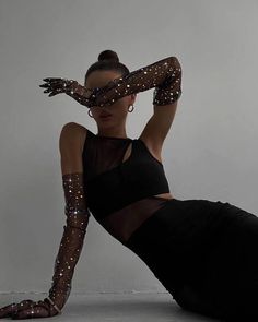 Glam Birthday Outfits, Accecoris Fashion, Gloves Aesthetic Outfit, Dress And Gloves Outfit, Dark Glam Aesthetic, Mesh Gloves Outfit, 30th Birthday Shoot Ideas For Women, Burlesque Aesthetic Outfit