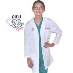 These are real authentic Kids Lab Coats just like the one your doctor wears. This Lab Coat includes traditional styling with one chest pocket and two side pockets which come in handy when your little Doctor needs to carry all of their "Doctor Tools". Our Kids Lab Coat will give your little Doctor or Nurse many hours of fun and entertainment.  Included in this Listing: - Kids Lab Coat - Embroidered Name - NICU Embroidery Design Unlike our competitors "Costumes" our Kids Lab Coats are fully Machin Kids Science Lab, Kids Lab Coat, Nurse Embroidery Designs, Doctor Tools, Kids Art Smock, Kids Lab, Kids Scrubs, Kids Dentist, Hallowen Costume