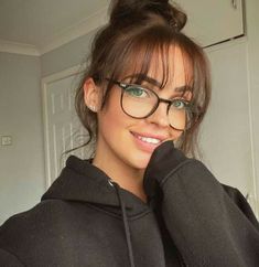 Bangs Haircut Ideas, Brown Hair Bangs, Brunette Bangs, Bangs And Glasses, Bangs Haircut, Hairstyles With Glasses, Bangs With Medium Hair, Dye Ideas