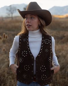 If you have seen my Instagram, then you know I LIVE in my cowgirl hats! This western hat is a staple in my closet all year long! - Court One-of-a-kind (each varies slightly in color) Made with 100% Ecuadorian Sheep Wool Crafted and pressed by hand 5" Crown Height + 4" Curved Brim Elastic fit - Inner elastic band Runs small, Size up Sizing: Court is wearing a size M (normally an XS in hats) XS 53cm | 20.75" S 55cm | 21.6" M 57cm | 22.5" L 59cm | 23.25" Returns: Unfortunately, we cannot accept ret Western Dance Outfit, Western Winter Outfits Women, Western Work Outfit, Classy Cowgirl Outfits, Western Outfits Women Winter, Western Winter Outfits, Emo Cowgirl, Jean Vest Outfits, Country Fall Outfits