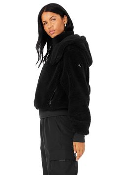 Easy come, easy go. Cut from cozy sherpa and equipped with a removable hood and zip pockets, our ultra-comfy Foxy Sherpa Jacket will get you to the studio every time. Features a front-zip closure, oversized silhouette and ribbed cuffs and hem. On-trend oversized fit Removable hood & zippered pockets Designed to work from studio to street Wear-tested by our in-house team for the perfect fit Foxy Sherpa Jacket in Black, Size: XS | Alo Yoga®