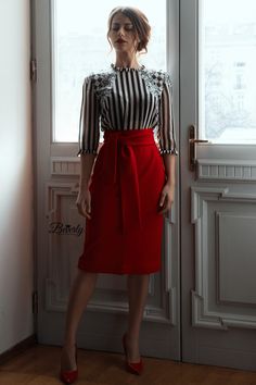 Tube Outfit, Team Photoshoot, Tube Skirt, Vintage Outfit, Fashion Photography Inspiration, Red Skirt, Elegant Skirt, Work Style