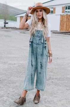 Cropped Denim Overalls Baggy Style – Chase the Butterflies Loose Overalls Outfit, Ruffled Denim Jacket, Distressed Overalls, Boho Jumpsuit, Nashville Outfits, Black Overalls, Baggy Style, High Hopes, Spring Outfits Women