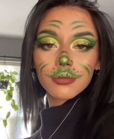 The Grinch Makeup Ideas, Grinch Costume Makeup, Grinch Women’s Costume, Pretty Grinch Makeup, The Grinch Eye Makeup, Grinch Makeup Simple, Glam Grinch Makeup, Grinch Eyeshadow Looks, Christmas Makeup Grinch