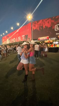 Country Concert Pictures With Friends, Country Concert Friend Pictures, Country Concert Pics With Friends, Country Concert Poses With Friends, Country Concert Photo Ideas, Concert Pics With Friends, Country Concert Pictures, Country Concert Poses, Country Concert Pics