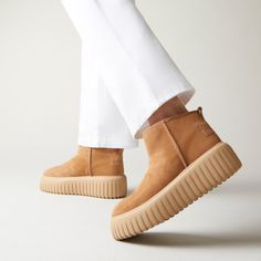 Characterized by extralight outsole with vertical stripes, the H-Stripes ankle boots come with an essential and versatile line. Crafted in soft suede, with warm shearling effect fleece lining, they come with the Hogan patch on the heel, with artisanal taste exposed stitching. Vertical Stripes, Suede Ankle Boots, Soft Suede, Mens Belts, Patch Logo, Ankle Boots, Shoe Boots, Stripes, Shoe Bag