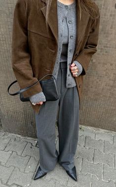 Brown Coat Outfit, Minimal Stil, October Outfits, Fall Capsule Wardrobe, Brown Outfit, Grey Outfit