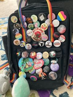 Cute Bedroom Decor Diy, Bag Pins Aesthetic, Backpack With Pins, Scene Room, Punk Style Outfits, Cute Bedroom, Aesthetic Backpack, Inside My Bag, Backpack Pins