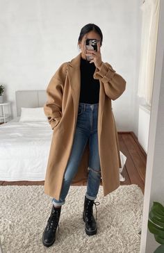 Tan Coat Outfit, Long Jacket Outfit, Brown Coat Outfit, Coat Outfit Casual, Mantel Outfit, Winter Coat Outfits, Jacket Outfit Women, Skandinavian Fashion, Winter Fashion Outfits Casual