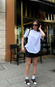 Skirt Sneakers Outfit Summer, Oversized Tshirt Outfit 2024, Short And Oversized Shirt Outfit, Oversized T Shirt With Skirt, Oversized Tee With Skirt, Oversized Tee And Skirt, Tomboy Skirt Outfit, Tshirt And Skirt Outfits, Oversized Shirt And Skirt Outfit