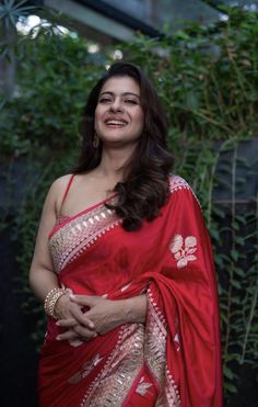 Kajol Red Benarasi Saree, Silk Saree Look, Kajol Saree, Bollywood Hairstyles, Bollywood Outfits, Beautiful Women Over 40, Bollywood Girls