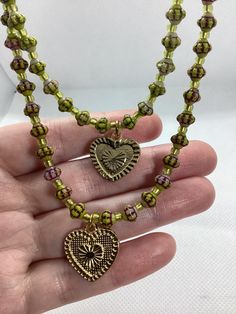 Trendy Jewellery, Dainty Style, Necklace With Heart, Green Beaded Necklace, Pendant Heart, Green Jewelry, Mothers Day Presents, Flower Beads, Pressed Glass