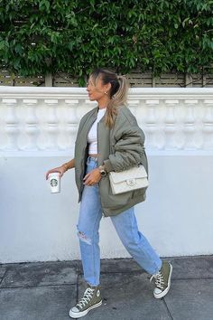 Khaki Converse Outfit, Color Converse Outfit, Outfits With Green Converse, Green Converse Outfit Ideas, Green Converse Outfit, Colorful Converse, Chucks Outfit