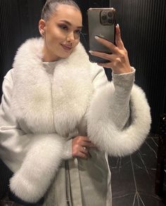 High quality alpaca coat with luxury fox fur made in turkey. Contact us so we cannhelp you get the correct size  Ask us for real photos and videos so you can check the quality you are receiving. No return and exchange only in size . White Alpaca, Luxury Coat, Alpaca Coat, Fur Parka, Womens Jackets, Fox Fur, Real Photos, For Real, Finland